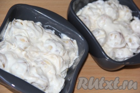 Разложить пельмени по формам для запекания.&nbsp;
