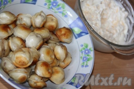 К остывшим пельменям выложить сырно-сметанную смесь.
