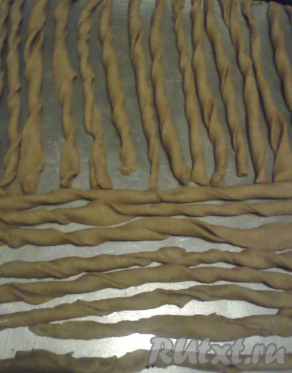 Закрутить полоски теста в спиральки, выложить на противень, смазанный растительным маслом (или застеленный пергаментом).
