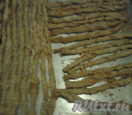 Выпекать в разогретой духовке при температуре 190-200 градусов 10-12 минут (до золотистого цвета).
