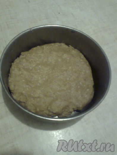 Тесто хорошо вымешать. Закрыть посуду с тестом плёнкой и оставить отдохнуть на 30 минут.