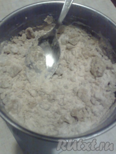 В 100 мл очень тёплой воды (температура воды должна быть 50-70 градусов) растворить 1 чайную ложку соли, добавить 50 мл оливкового масла (можно заменить на подсолнечное масло без запаха), 1 столовую ложку ржаной муки (можно и не добавлять) и 180 грамм цельнозерновой муки (или 200 грамм пшеничной муки высшего сорта).
