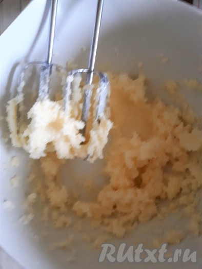 Мягкое сливочное масло взбить с сахаром с помощью миксера.
