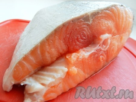 Семгу очистить от чешуи, вынуть кости, разделить на филе.