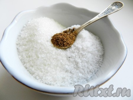 Для начала необходимо приготовить рассол. Для этого в кипящую воду всыпать соль, сахар и перец, прокипятить и остудить.