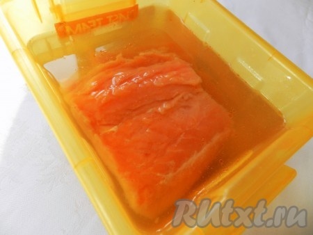 Положить семгу в емкость, залить остывшим рассолом, накрыть крышкой и оставить на сутки в холодном месте.