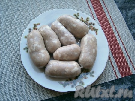 Свиные кишки предварительно замочить на 1 час в подкисленной лимонным соком или уксусом воде (на 0,5 стакана воды нужно влить 1 чайную ложку уксуса 9% или лимонного сока). Затем промыть кишки внутри, одев один конец кишки на гусак крана и включив воду. Фаршем набить подготовленные свиные кишки. Заполнять кишки нужно не слишком плотно, перекручивая или перевязывая их через 6-8 см, таким образом формируя колбаски. Концы кишки тщательно перевязать. Шпикачки наколоть иголкой со всех сторон в нескольких местах, после чего поместить их в холодильник на 2 часа.