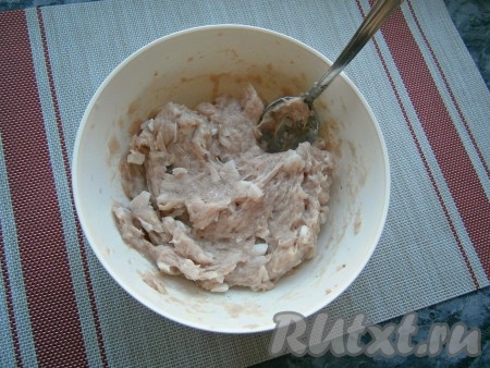 Хорошенько фарш перемешать. Вымешивать его нужно ложкой (или руками в перчатках) минут 5.
