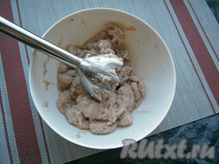 Далее влить в фарш 50 мл холодной воды и измельчить погружным блендером до однородного пюреобразного состояния.
