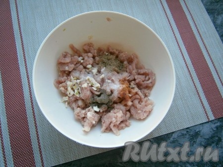 Тщательно фарш перемешать, добавить соль, нитритную соль, молотый кориандр, мелко нарезанный чеснок, перец чёрный молотый, всыпать на кончике ножа красный молотый перец.
