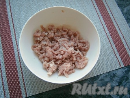 Свинину зачистить от плёнок и жира, затем перекрутить её на мясорубке.
