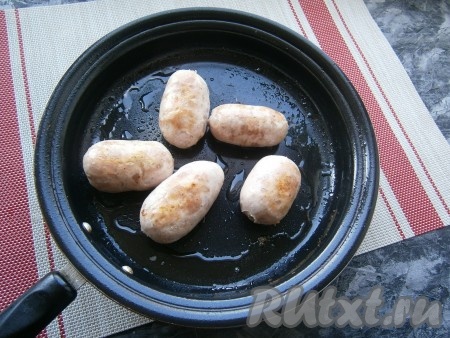 Дать шпикачкам полностью остыть, а затем их можно немного обжарить со всех сторон в сковороде с растительным маслом на среднем огне.
