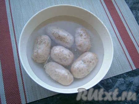 Поставить кастрюлю на огонь, воду довести до кипения. Затем варить шпикачки на медленном огне около 40 минут, после чего сразу поместить под проточную холодную воду на 5-6 минут.
