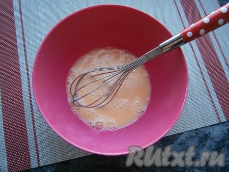 Влить водку и тщательно яйца взбить венчиком. Далее добавить 1 столовую ложку молока и ещё раз взбить яичную смесь венчиком.
