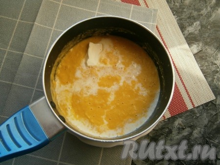 Теперь влить горячее молоко, добавить сливочное масло, посолить по вкусу тыквенно-кукурузный суп-пюре, перемешать, поставить на огонь и довести его, помешивая, до кипения.
