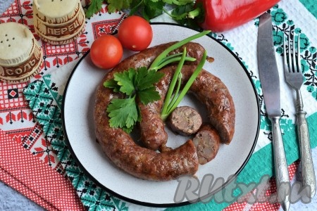 Очень вкусную и ароматную говяжью колбасу, приготовленную в домашних условиях, остудить, а затем завернуть в пергамент и поместить в холодильник на пару часов. Далее колбаску нарезать и можно подавать к столу.
