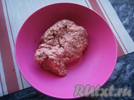 Лук и чеснок очистить. Говяжий фарш поместить в миску (для получения фарша говядину, нарезанную на кусочки, нужно пропустить через мясорубку, можно приобрести фарш и в магазине).
