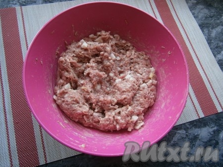Фарш хорошо перемешать, влить 80 мл воды комнатной температуры, ещё раз тщательно вымесить и отбить о дно миски.
