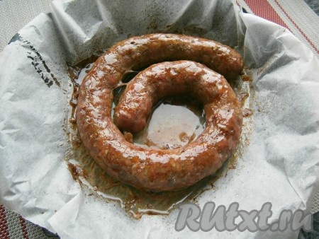 Затем запекать домашнюю говяжью колбасу около 1 часа в духовке, предварительно разогретой до 190-200 градусов.