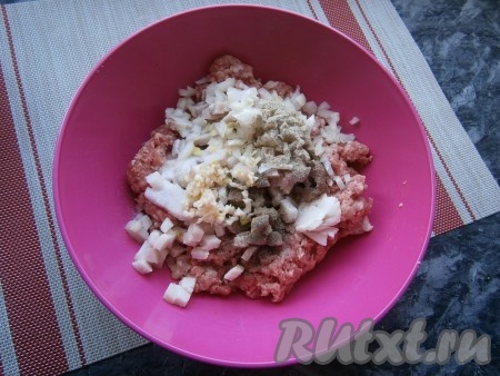 Добавить к фаршу мелко нарезанные чеснок и лук, чёрный и белый молотые перцы, мускатный орех, соль и нарезанное маленькими кубиками свежее сало.
