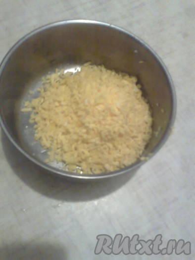  Репчатый лук очистите, нарежьте на мелкие кубики и обжарьте на сковороде с растительным маслом до румяности. После чего добавьте сливочное масло по вкусу и порубленные мелко шампиньоны, посолите, обжарьте на среднем огне до готовности грибов (в течение 7-10 минут), затем остудите.

Яйца отварите вкрутую в течение 5-7 минут с момента закипания и очистите от скорлупы, затем разделите на желтки и белки. Натрите на средней тёрке отдельно белки и желтки.