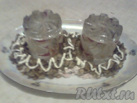 Вторым слоем идут грибы и лук, опять нанесите сеточку из майонеза.
