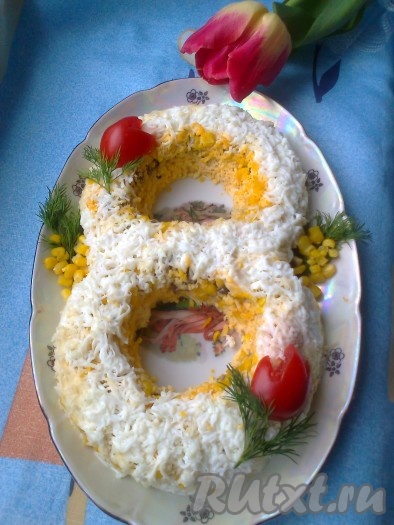 Украшаем наш салат "8 марта", даём настояться пару часов в прохладном месте и можно наслаждаться отличным угощением.