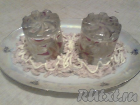 Затем нанесите сеточку из майонеза.
