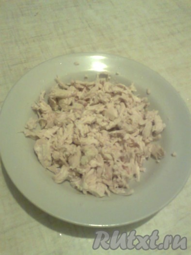 Для начала филе курицы отварите в подсоленной воде. Далее остудите мясо и нарежьте (или порвите на мелкие кусочки).