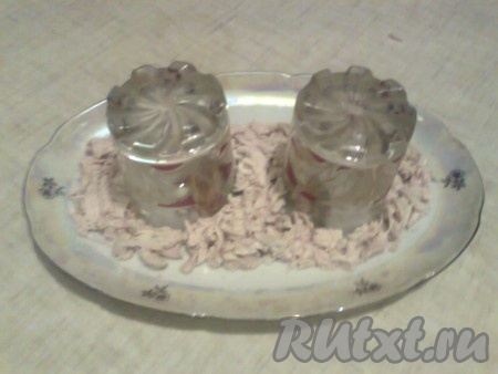 И начните собирать салат. Первым слоем выложите измельчённое отварное куриное мясо, формируя цифру восемь.
