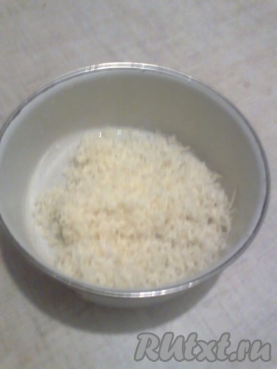 Сыр тоже надо натереть отдельно на средней тёрке.
