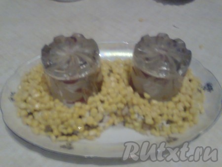 Далее часть кукурузы отложите для украшения, остальную кукурузу выложите третьим слоем поверх грибов с луком, смажьте майонезом.&nbsp;
