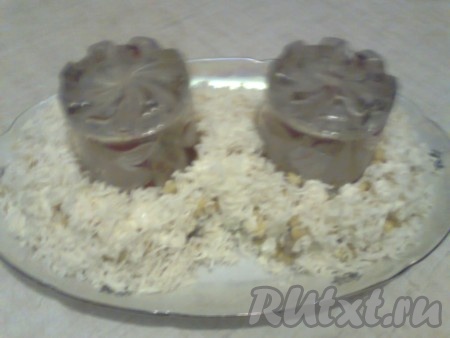 Теперь можно выложить четвертым слоем натёртый сыр и еще немного смажьте майонезом.
