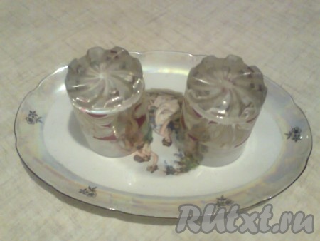 Далее возьмите большое блюдо и поставьте на него два стакана, как показано на фото.
