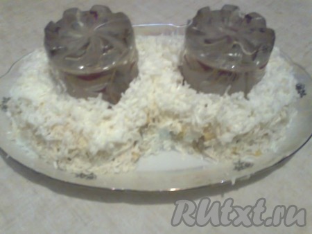 В завершении верх можно украсить натёртыми яичными белками, затем аккуратно выньте стаканы и серединку "восьмёрки" украсьте желтками.&nbsp;
