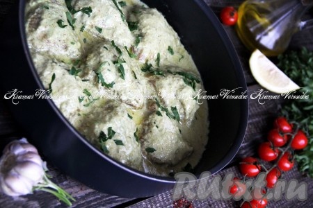 Куриные бёдра в сметанно-луковом соусе