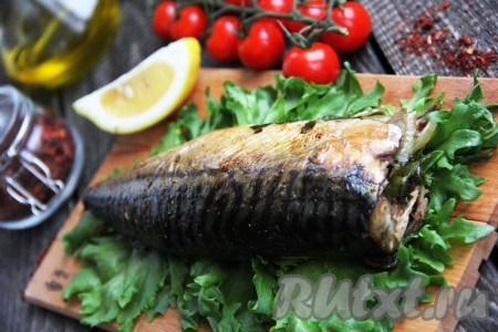 По прошествии времени запечённую рыбку достать из духовки, развернуть пергамент и переложить рыбу на тарелку. Очень сочную и нежную скумбрию подать к столу в горячем виде с гарниром или салатом из свежих овощей. Это простое блюдо и меню разнообразит, и порадует отличным вкусом, попробуйте!
