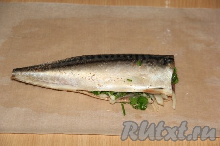 Лист пергамента смазать растительным маслом и выложить рыбу на пергамент.