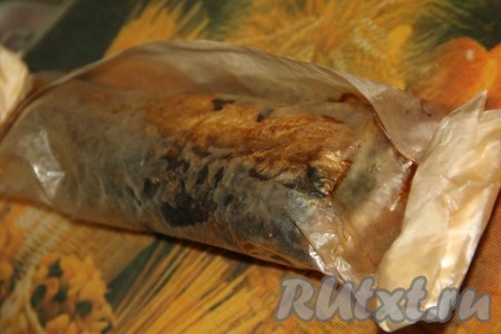 В духовке, разогретой до 180 градусов, запекать скумбрию в пергаменте в течение 30 минут.
