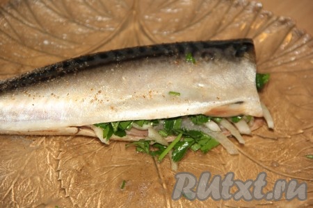 Петрушку вымыть, мелко нарезать и вложить в брюшко рыбы.
