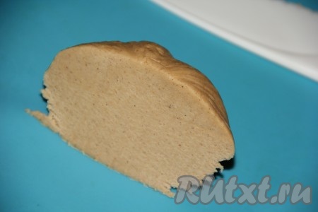 Готовое тесто разрезать на несколько частей.
