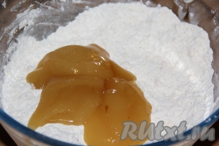 Массу хорошо перемешать, добавить мёд.
