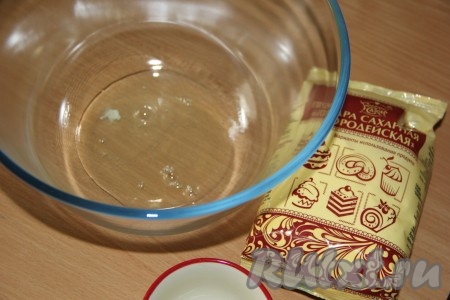 Теперь приготовим глазурь для печенья. Белок для глазури должен быть охлаждённым.
