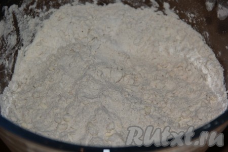 Перетереть масло с сухими ингредиентами в крошку.
