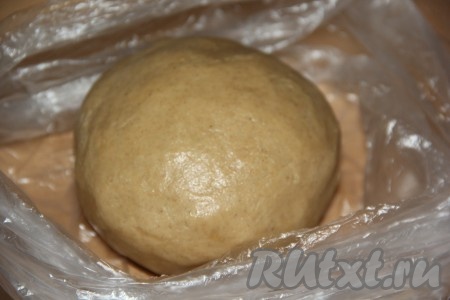 Замесить тесто руками. Сначала оно будет рассыпаться, а затем соберётся в ком. Завернуть тесто в пищевую плёнку и убрать в холодильник на 1-2 суток.
