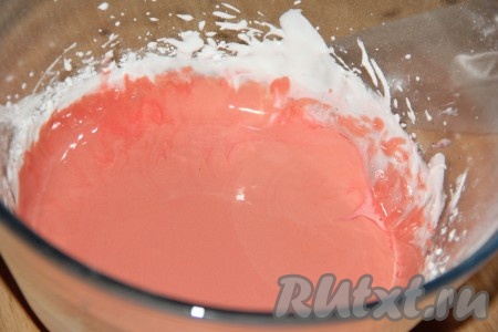 Перемешать глазурь до однородного цвета.
