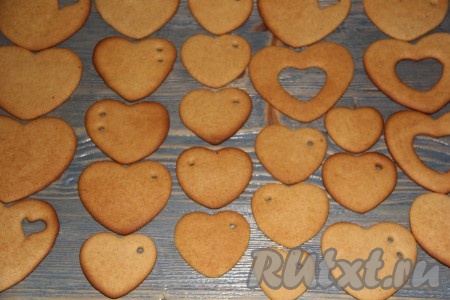 Выпекать печенье в разогретой до 180 градусов духовке, примерно, 7-10 минут (до лёгкого золотистого цвета). Готовое печенье слегка остудить на пергаменте, а затем переложить на разделочную доску и полностью остудить.