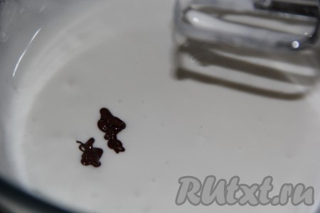 В пену из белка всыпать сахарную пудру и взбивать миксером минут 5. Далее влить лимонный сок и ещё раз взбить. Добавить гелевый краситель.
