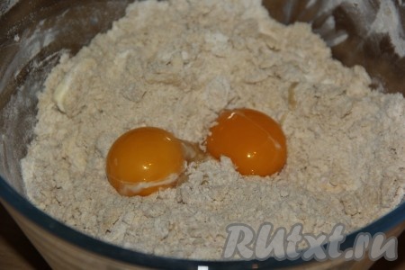 Перемешать массу ложкой. Затем добавить желтки.
