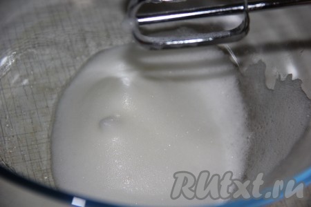 Слегка взбить белок в пену с помощью миксера.
